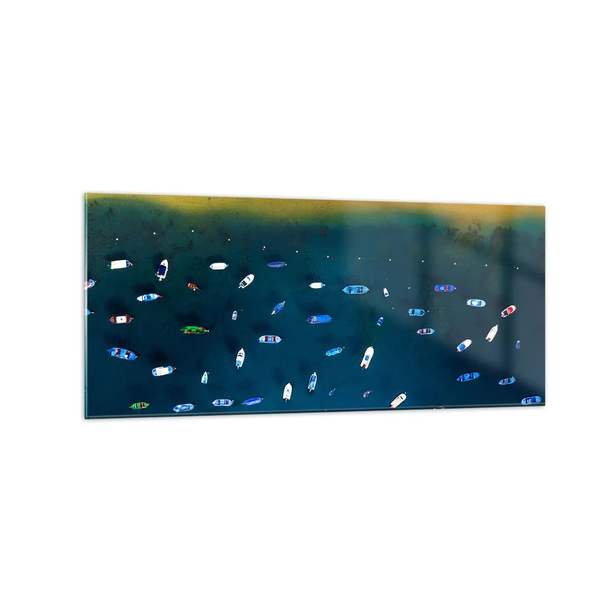 Obraz na szkle - Widok z lotu ptaka na łodzie na wodzie i piaszczysty brzeg - 120x50cm - Wakacyjna gra - Nowoczesna dekoracja ścienna do salonu i sypialni ARTTOR