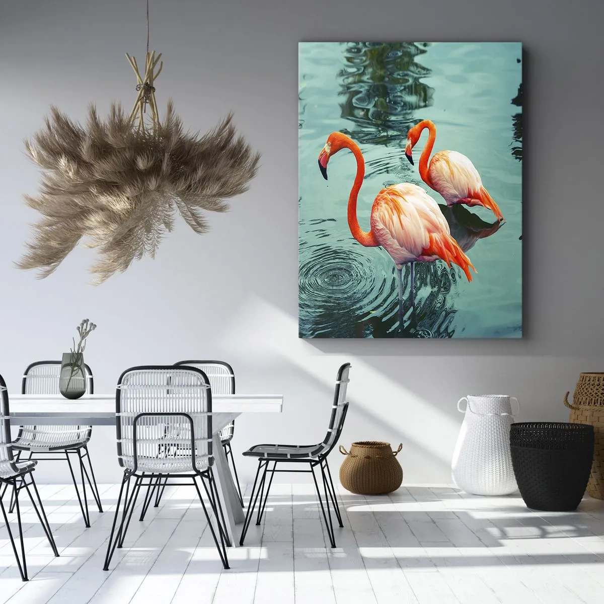 Obraz na płótnie - Dwa różowe flamingi stojące w spokojnej, turkusowej wodzie - 50x70cm - Jesteśmy teraz w modzie - Nowoczesna dekoracja ścienna do salonu, kuchni i sypialni ARTTOR