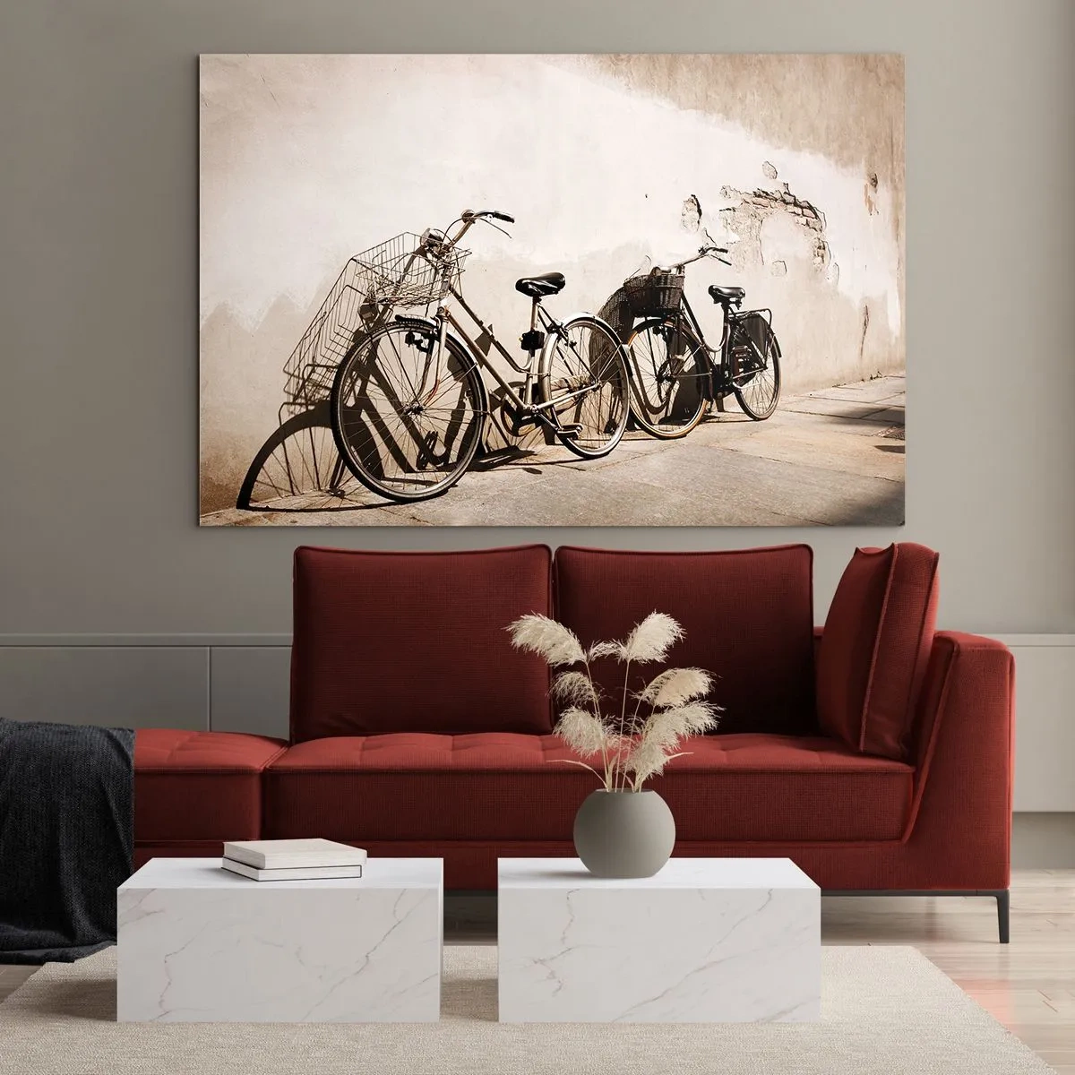 Obraz na szkle - Retro rowery opierające się o starą ścianę - 70x50cm - Niezapomniany urok przeszłości - Nowoczesna dekoracja ścienna do salonu i sypialni ARTTOR