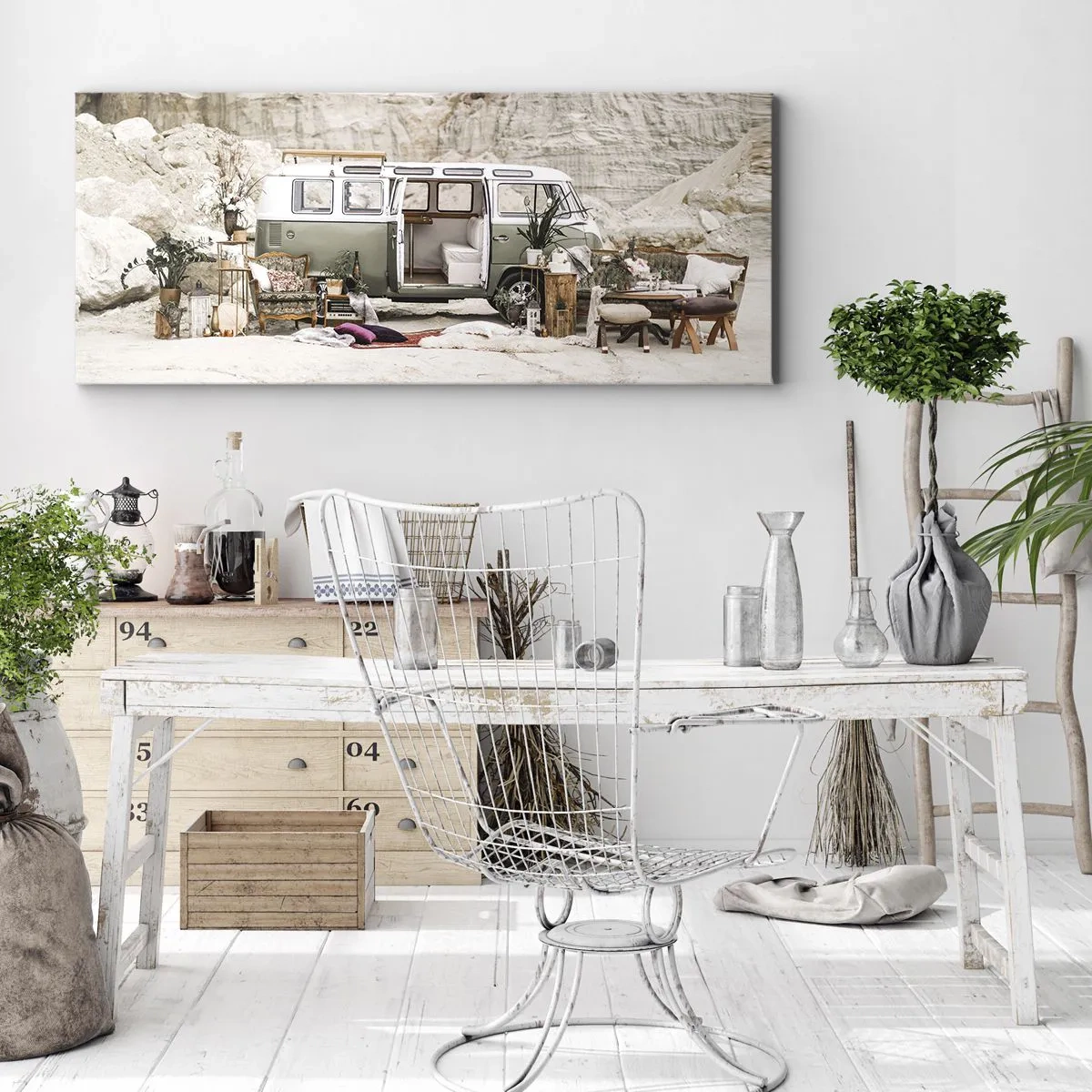 Obraz na płótnie - Retro camper z aranżacją boho na tle skalistego krajobrazu - 140x50cm - Podróż czas zacząć - Nowoczesna dekoracja ścienna do salonu i sypialni ARTTOR