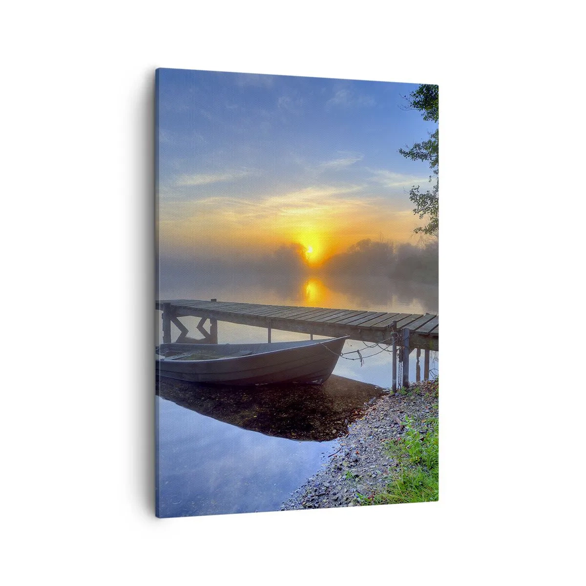 Obraz na płótnie - Łódka przy pomoście o wschodzie słońca w mglistym jeziorze - 50x70cm - Jak zwyczajne zamienia się w magiczne - Nowoczesna dekoracja ścienna do salonu, kuchni i sypialni ARTTOR