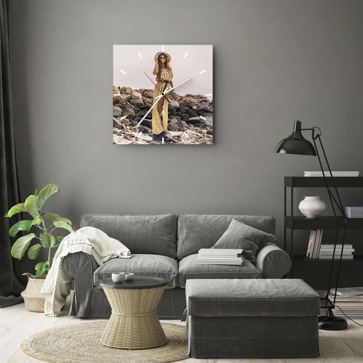 Zegar ścienny - Kobieta w stylu boho na tle kamienistej plaży - 30x30cm - Magia kamieni - Nowoczesna dekoracja ścienna do salonu i sypialni ARTTOR
