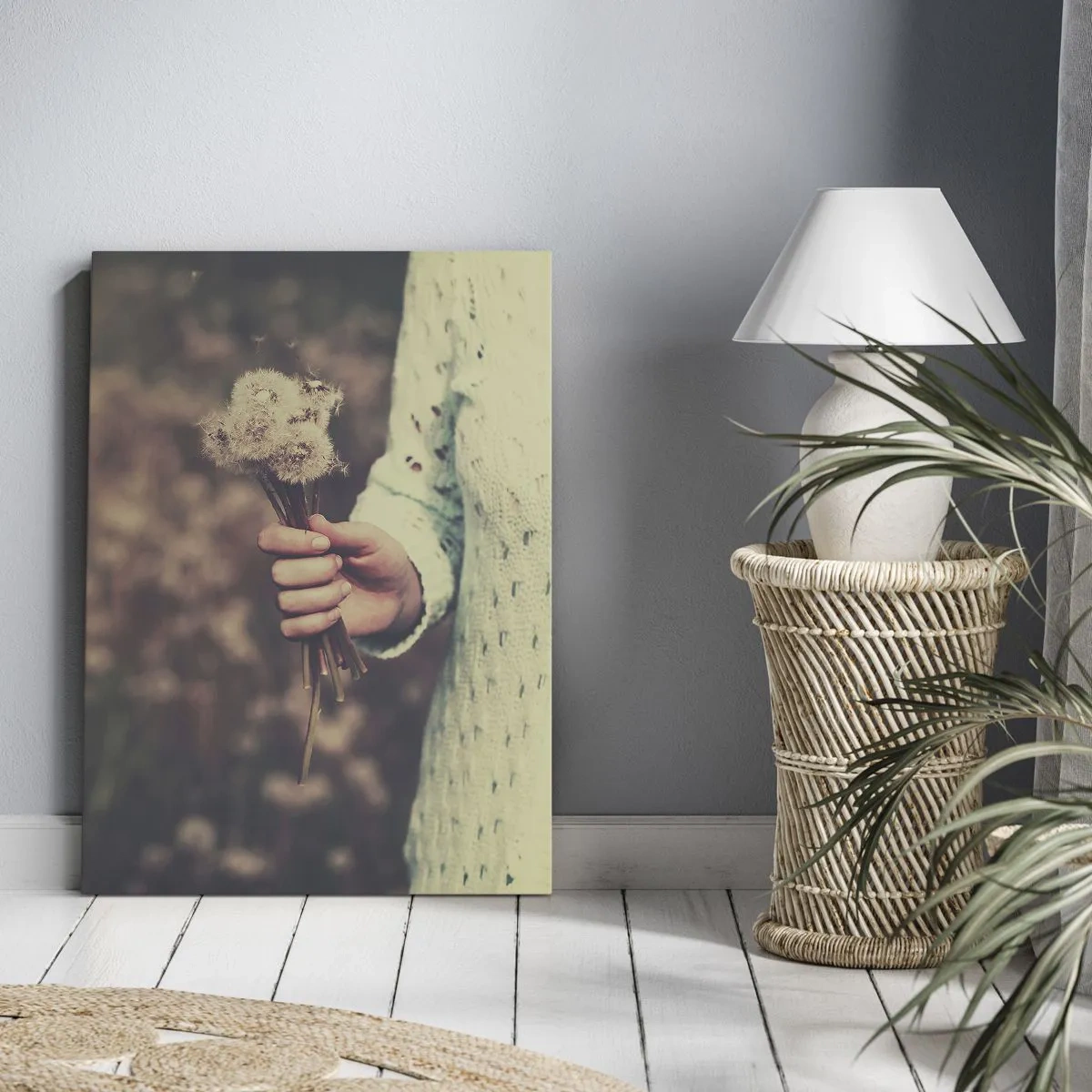 Obraz na płótnie - Dłoń trzymająca bukiet dmuchawców w nostalgicznej, pastelowej tonacji - 50x70cm - Zatrzymaj je, proszę - Nowoczesna dekoracja ścienna do salonu, kuchni i sypialni ARTTOR