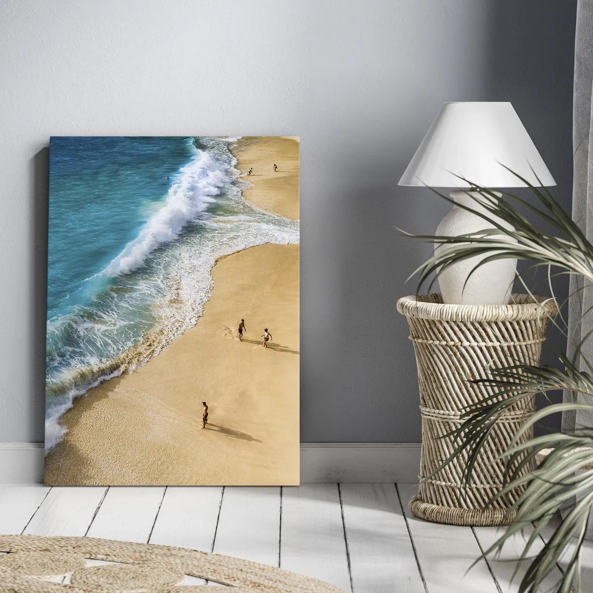 Obraz na płótnie - Złocista plaża z turkusowymi falami oceanu i spacerującymi ludźmi - 50x70cm - A potem słońce, plaża… - Nowoczesna dekoracja ścienna do salonu, kuchni i sypialni ARTTOR