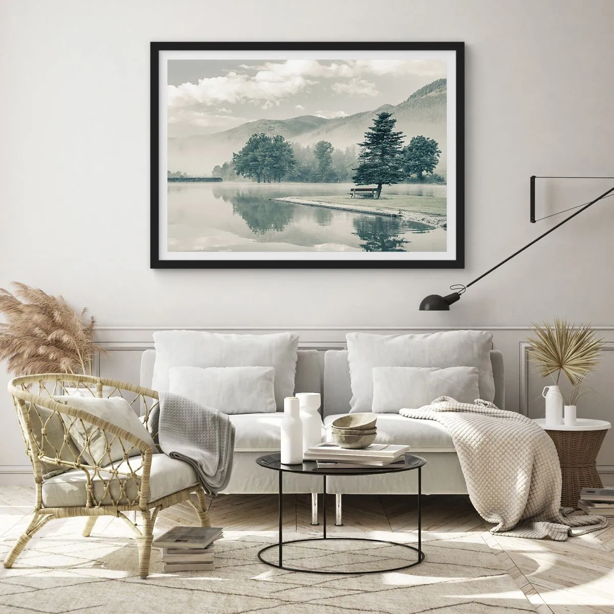 Plakat w czarnej ramie - Malownicze jezioro z ławką i mgłą w tle - 100x70cm - Jezioro jeszcze śpi - Nowoczesna dekoracja ścienna do salonu i sypialni ARTTOR