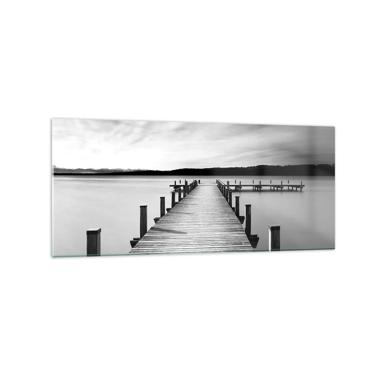 Obraz na szkle - Czarno-biały pomost na spokojnym jeziorze - 120x50cm - U wodopoju – spokoju - Nowoczesna dekoracja ścienna do salonu i sypialni ARTTOR