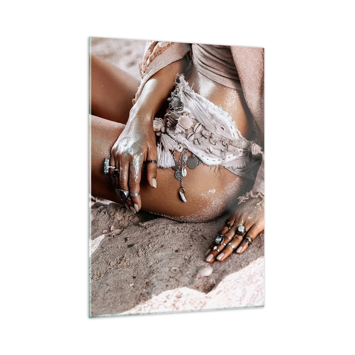 Obraz na szkle - Kobieca sylwetka na piaszczystej plaży - 50x70cm - Wyrzucona przez fale? - Nowoczesna dekoracja ścienna do salonu, kuchni i sypialni ARTTOR