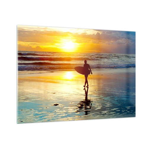 Obraz na szkle - Surfer idący po plaży o zachodzie słońca z deską - 100x70cm - Powrót wojownika - Nowoczesna dekoracja ścienna do salonu, kuchni i sypialni ARTTOR