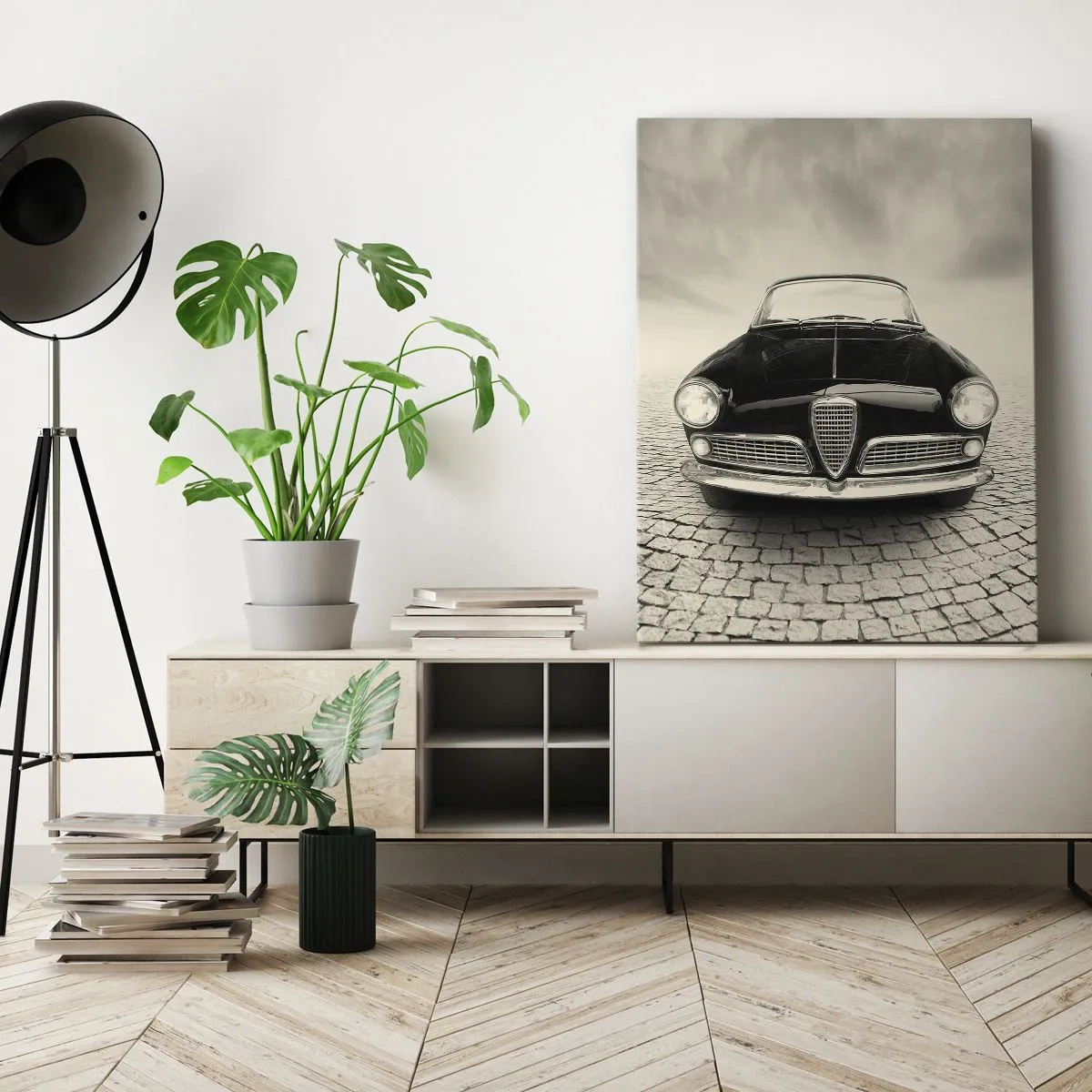 Obraz na płótnie - Czarno-białe ujęcie klasycznego kabrioletu na brukowanej drodze - 50x70cm - I jak mnie nie kochać? - Nowoczesna dekoracja ścienna do salonu, kuchni i sypialni ARTTOR