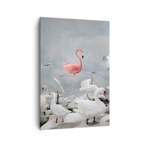 Obraz na płótnie - Różowy flaming wśród białych łabędzi na tle jeziora - 70x100cm - Skąd się tu wziąłem? - Nowoczesna dekoracja ścienna do salonu i sypialni ARTTOR