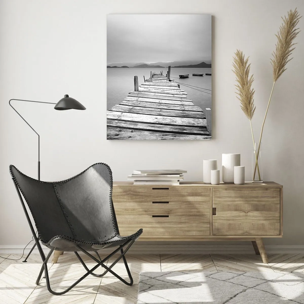 Obraz na szkle - Drewniany pomost nad spokojnym jeziorem w czerni i bieli - 50x70cm - Za górami, za morzami - Nowoczesna dekoracja ścienna do salonu, kuchni i sypialni ARTTOR