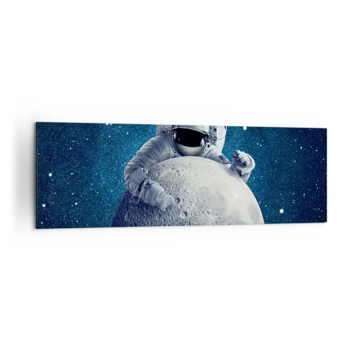 Obraz na płótnie - Astronauta trzymający księżyc na tle rozgwieżdżonego nieba - 160x50cm - Kosmiczny żartowniś - Nowoczesna dekoracja ścienna do salonu i sypialni ARTTOR