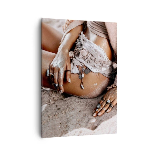 Obraz na płótnie - Kobieta na plaży w stylu boho z biżuterią i piaskiem na skórze - 50x70cm - Wyrzucona przez fale? - Nowoczesna dekoracja ścienna do salonu, kuchni i sypialni ARTTOR