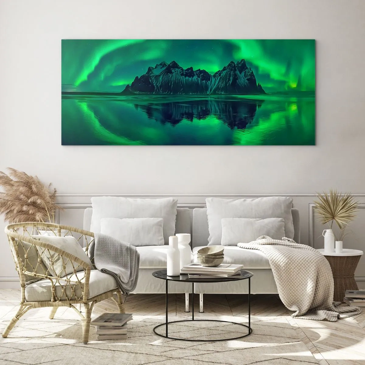 Obraz na szkle - Góry otoczone zorzami polarnymi odbijającymi się w wodzie - 120x50cm - W ramionach zorzy - Nowoczesna dekoracja ścienna do salonu i sypialni ARTTOR