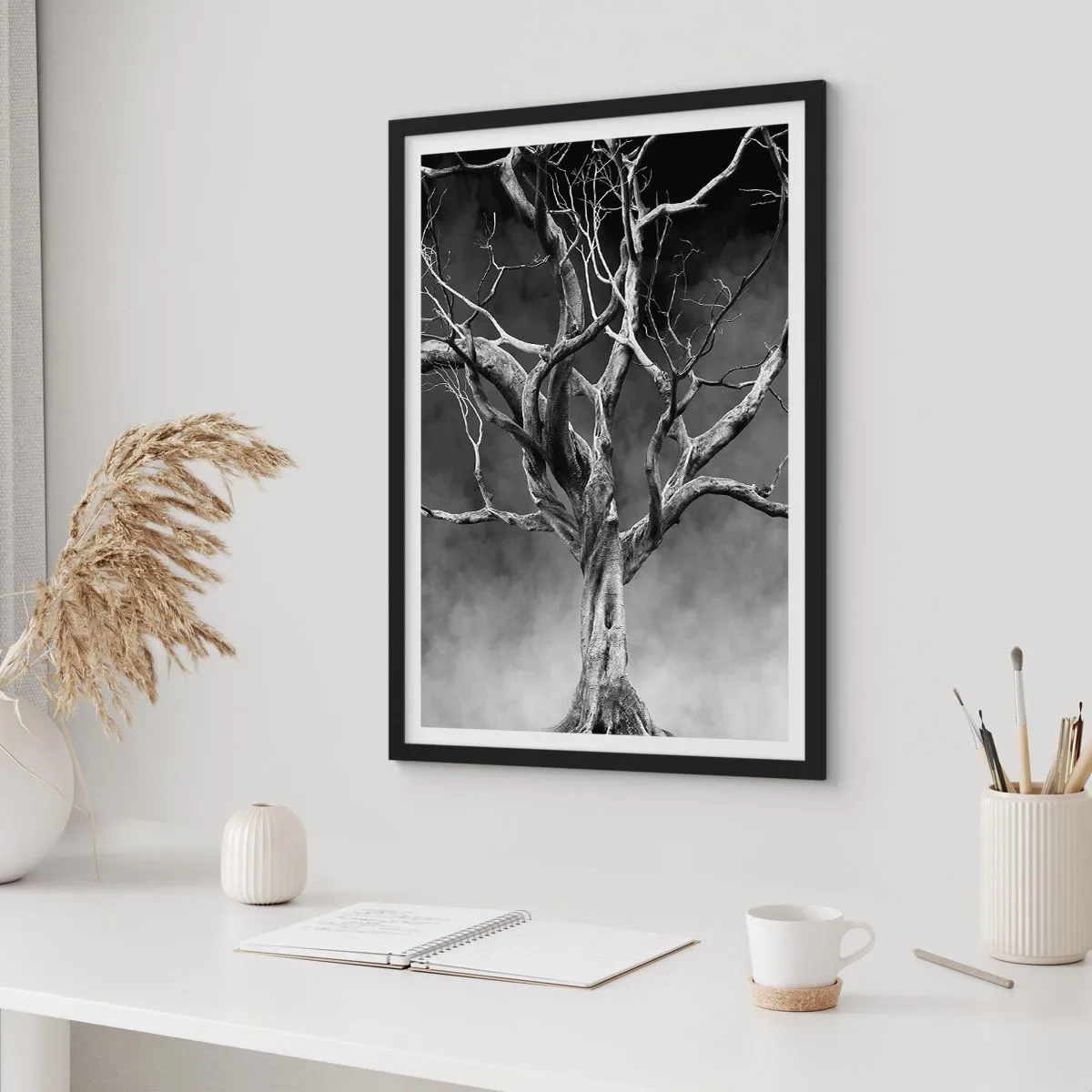 Plakat w czarnej ramie - Czarno-biały obraz drzewa na tle mgły - 50x70cm - Pierwotne i święte - Nowoczesna dekoracja ścienna do salonu i sypialni ARTTOR