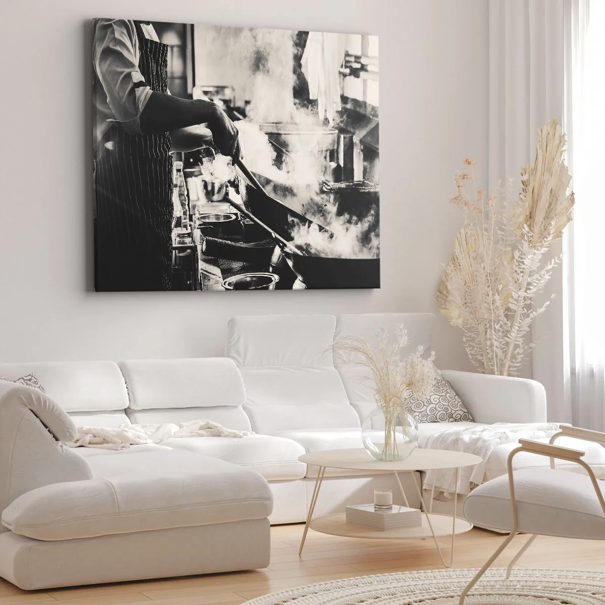 Obraz na płótnie - Kucharz przy pracy w kuchni z parą unoszącą się z patelni - 70x50cm - Alchemia smaków - Nowoczesna dekoracja ścienna do salonu i sypialni ARTTOR
