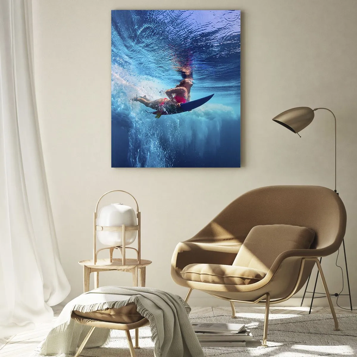 Obraz na szkle - Surferka pod wodą w dynamicznej kompozycji w odcieniach błękitu - 70x100cm - Głębia radości - Nowoczesna dekoracja ścienna do salonu i sypialni ARTTOR