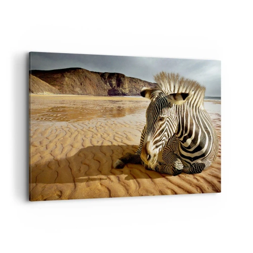 Obraz na płótnie - Zebra odpoczywająca na piaszczystej plaży z klifami w tle - 100x70cm - Pasujemy do siebie - Nowoczesna dekoracja ścienna do salonu, kuchni i sypialni ARTTOR