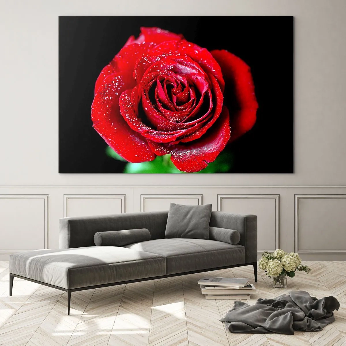 Obraz na szkle - Czerwona róża pokryta kroplami rosy na ciemnym tle - 70x50cm - To właśnie miłość - Nowoczesna dekoracja ścienna do salonu i sypialni ARTTOR