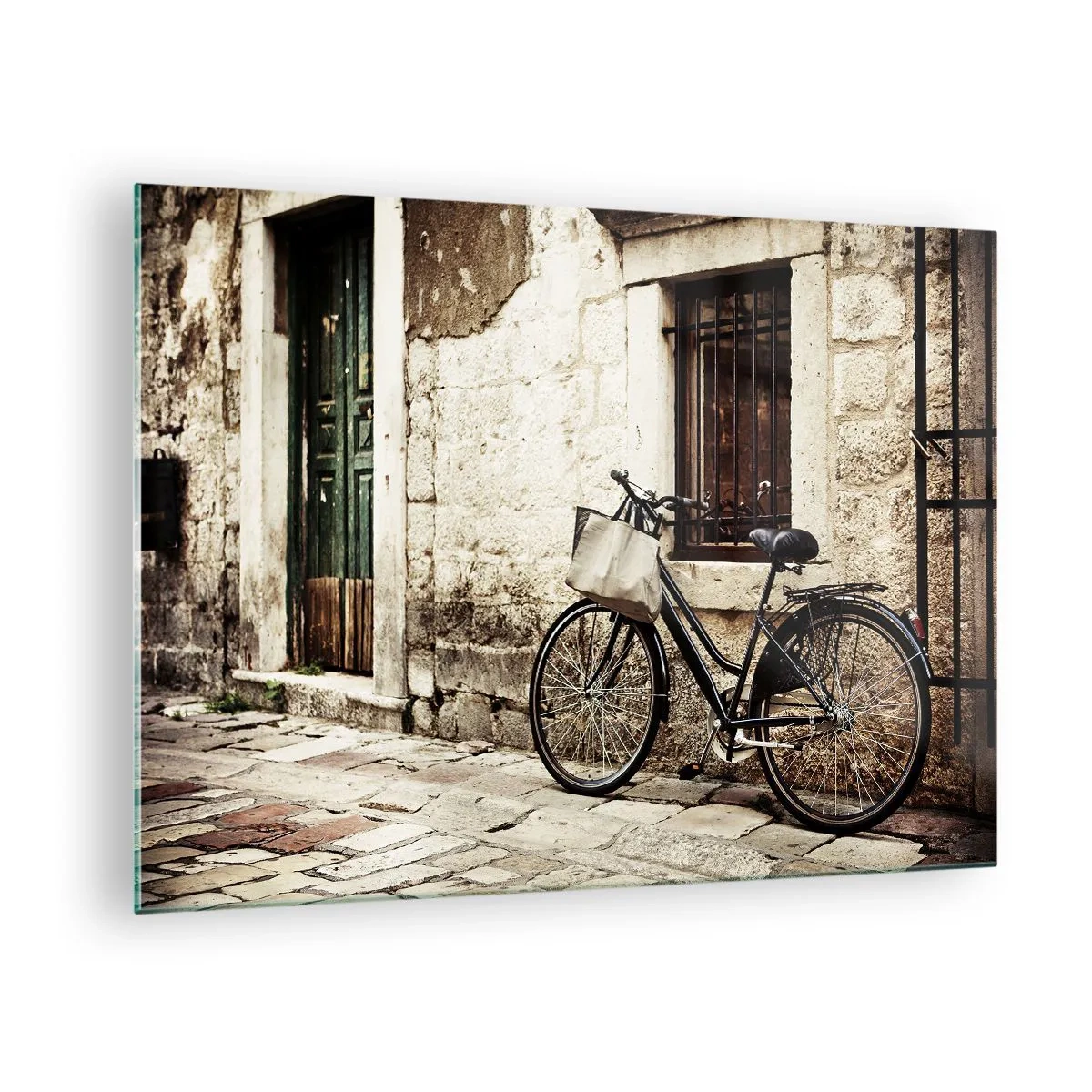 Obraz na szkle - Czarno-biały rower oparty o starą kamienicę - 70x50cm - Powrót do przeszłości - Nowoczesna dekoracja ścienna do salonu i sypialni ARTTOR