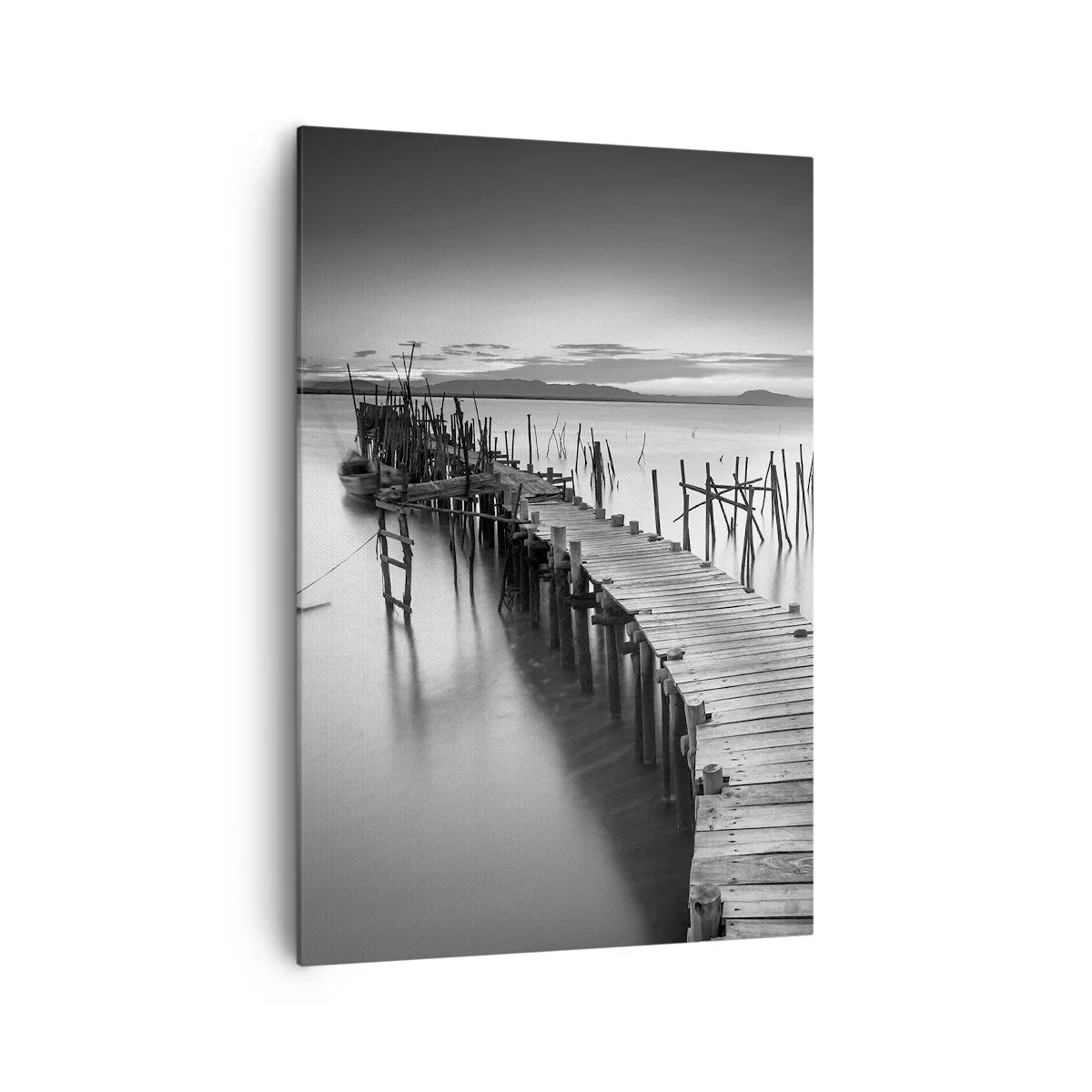 Obraz na płótnie - Drewniany pomost na spokojnym jeziorze w odcieniach szarości - 70x100cm - Spokój zapomnianego brzegu - Nowoczesna dekoracja ścienna do salonu i sypialni ARTTOR