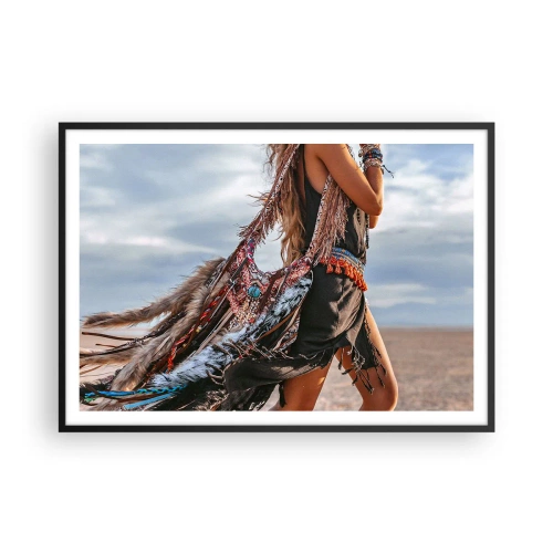 Plakat w czarnej ramie - Kobieta w stylizacji boho z detalami piór i biżuterii - 100x70cm - Dziewczyna szamana - Nowoczesna dekoracja ścienna do salonu i sypialni ARTTOR