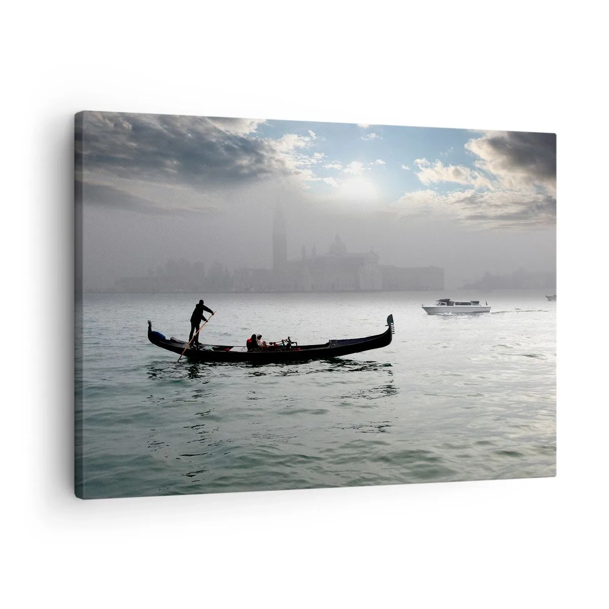 Obraz na płótnie - Gondola płynąca po wodach Wenecji w mglisty poranek z widokiem na miasto - 70x50cm - Bajeczne miasto z wody i mgły - Nowoczesna dekoracja ścienna do salonu i sypialni ARTTOR