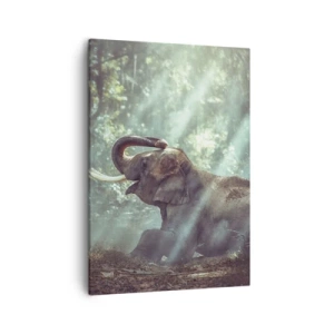 Obraz na płótnie - Słoń w promieniach światła w leśnej scenerii - 50x70cm - A posłuchaj tego… - Nowoczesna dekoracja ścienna do salonu, kuchni i sypialni ARTTOR