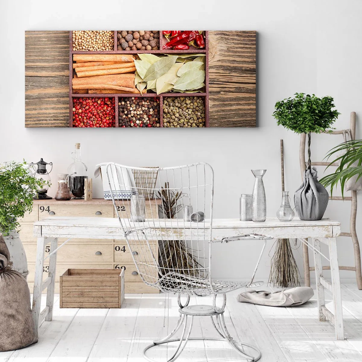 Obraz na płótnie - Drewniane pudełko z różnorodnymi przyprawami w przegródkach - 140x50cm - Porządek kształtów, bukiet aromatów - Nowoczesna dekoracja ścienna do salonu i sypialni ARTTOR