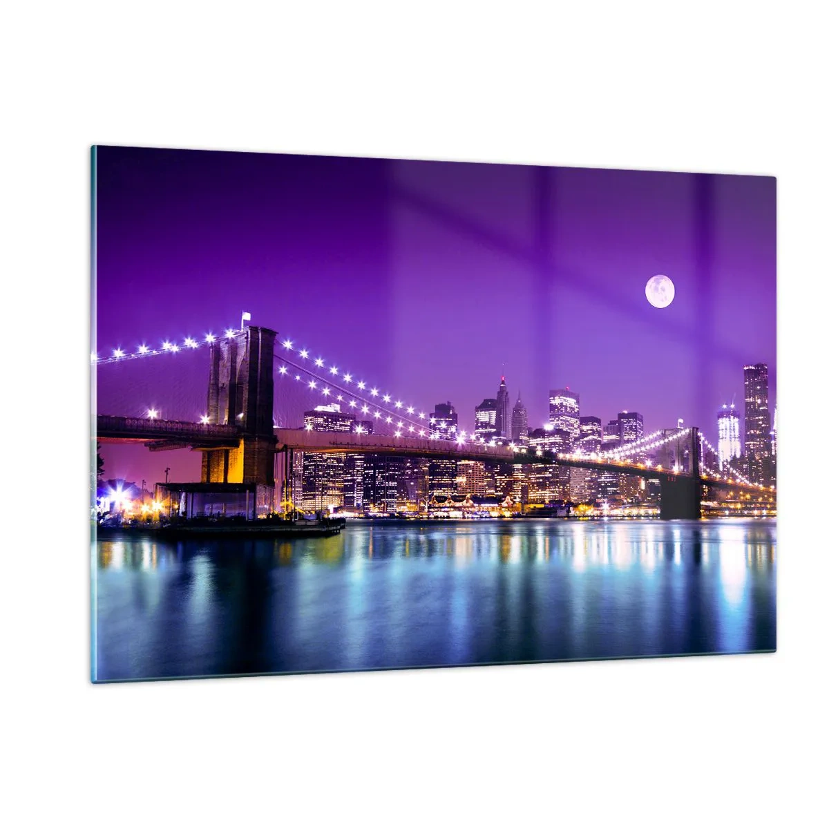 Obraz na szkle - Brooklyn Bridge i Manhattan nocą w fioletowych odcieniach - 120x80cm - Światła wielkiego miasta we fiolecie - Nowoczesna dekoracja ścienna do salonu, kuchni i sypialni ARTTOR