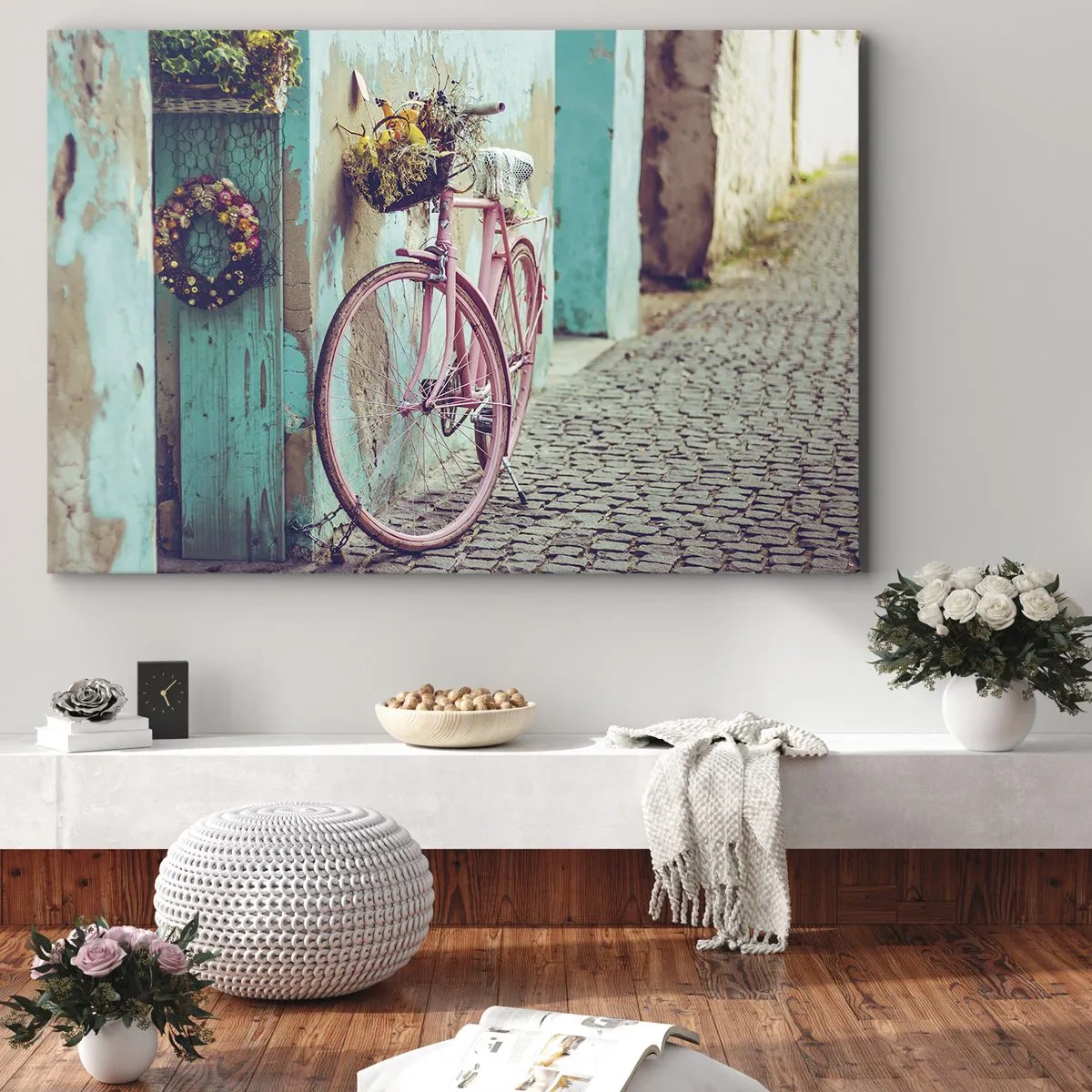 Obraz na płótnie - Różowy rower przy turkusowych drzwiach - 120x80cm - Zaraz wracam - Nowoczesna dekoracja ścienna do salonu, kuchni i sypialni ARTTOR