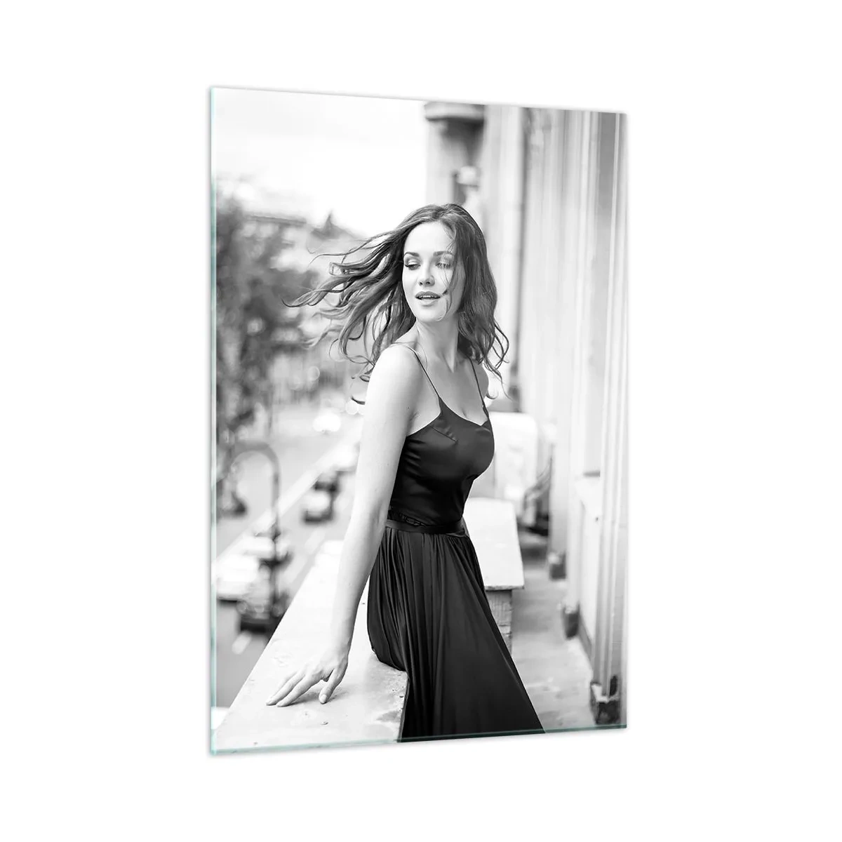 Obraz na szkle - Kobieta w czarnej sukni na balkonie w stylu paryskim - 50x70cm - Z pewnością paryżanka - Nowoczesna dekoracja ścienna do salonu, kuchni i sypialni ARTTOR
