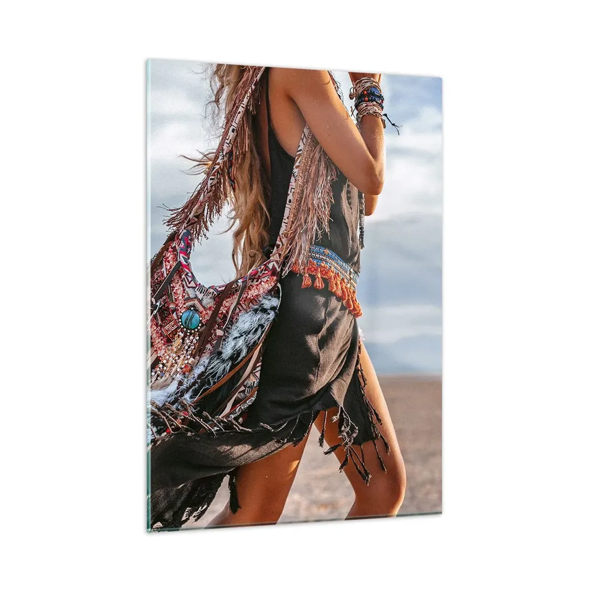Obraz na szkle - Kobieta w stylu boho z piórami i ozdobami na tle pustyni - 50x70cm - Dziewczyna szamana - Nowoczesna dekoracja ścienna do salonu, kuchni i sypialni ARTTOR