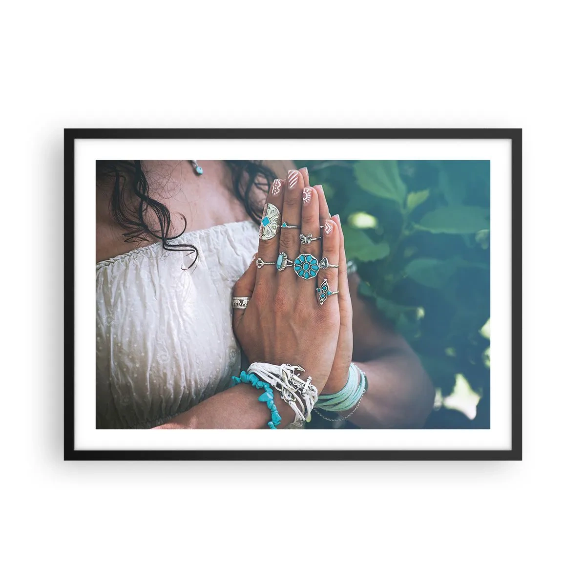 Plakat w czarnej ramie - Ręce ozdobione biżuterią w stylu boho - 70x50cm - Witaj w centrum bytu - Nowoczesna dekoracja ścienna do salonu i sypialni ARTTOR
