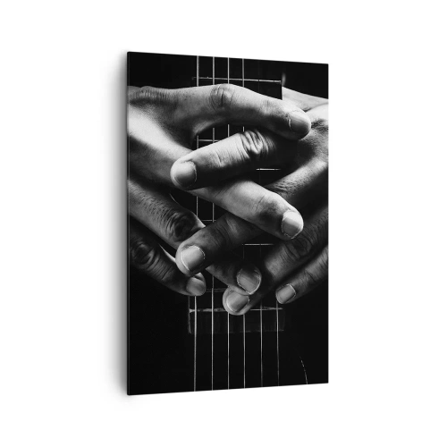 Obraz na płótnie - Dłonie splecione na gitarze w monochromatycznej tonacji - 80x120cm - Modlitwa artysty - Nowoczesna dekoracja ścienna do salonu i sypialni ARTTOR