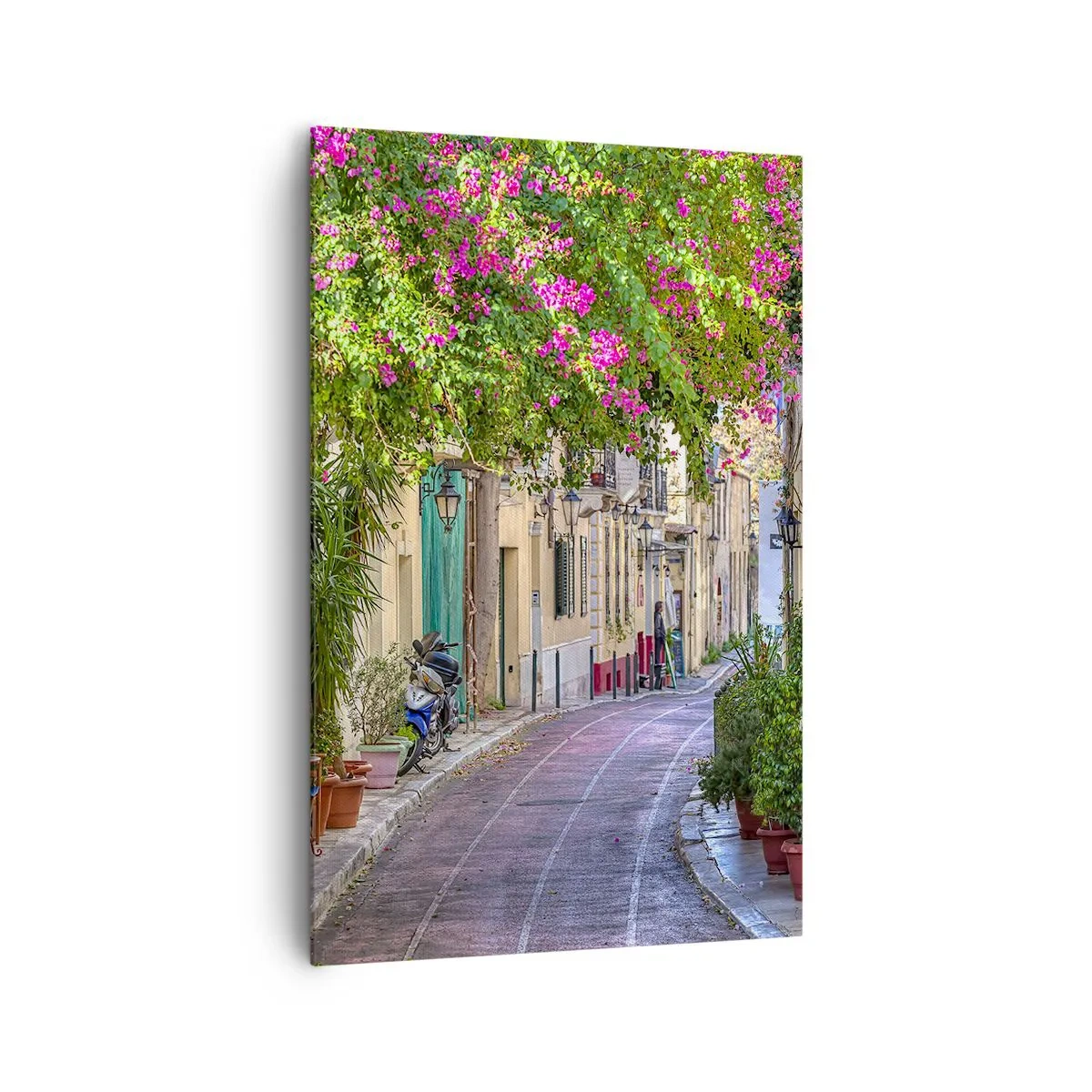 Obraz na płótnie - Urokliwa uliczka z kwitnącymi pnączami i kawiarnianymi stolikami - 80x120cm - Kwitnący zaułek - Nowoczesna dekoracja ścienna do salonu i sypialni ARTTOR