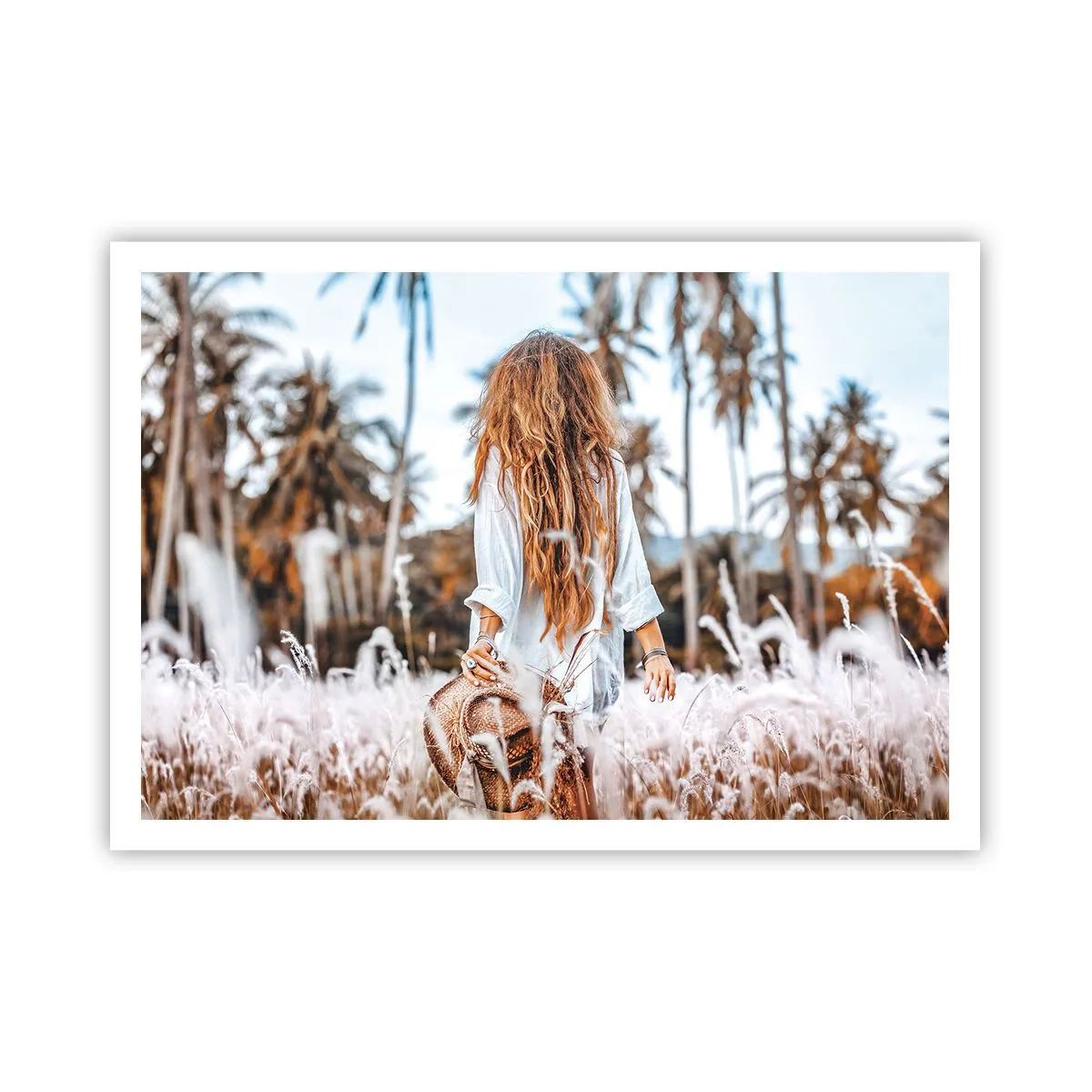 Plakat - Kobieta w polu traw z palmami w tle o zachodzie słońca - 100x70cm - Zrodzona z puchu traw - Nowoczesna dekoracja ścienna do salonu i sypialni ARTTOR