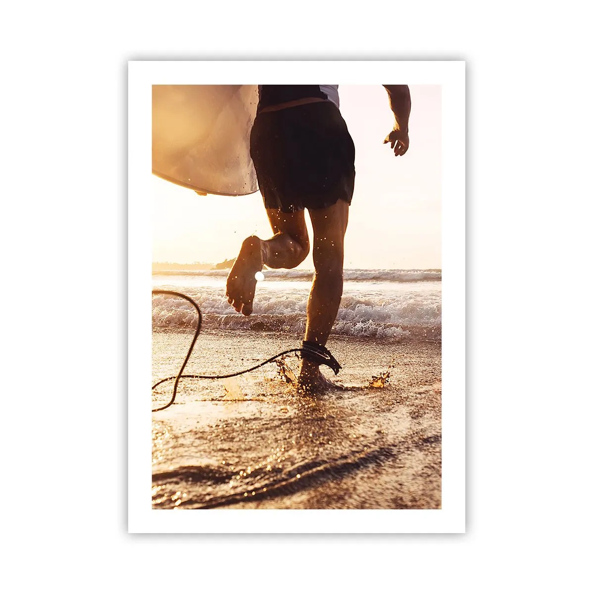 Plakat - Surfer wbiegający do wody o zachodzie słońca - 50x70cm - Na spotkanie fali - Nowoczesna dekoracja ścienna do salonu, kuchni i sypialni ARTTOR