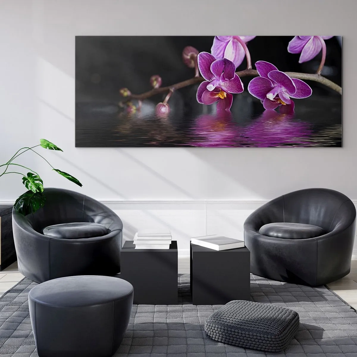 Obraz na szkle - Fioletowe orchidee nad spokojną wodą na tle czarnym - 140x50cm - Liliowe odbicie piękna - Nowoczesna dekoracja ścienna do salonu i sypialni ARTTOR