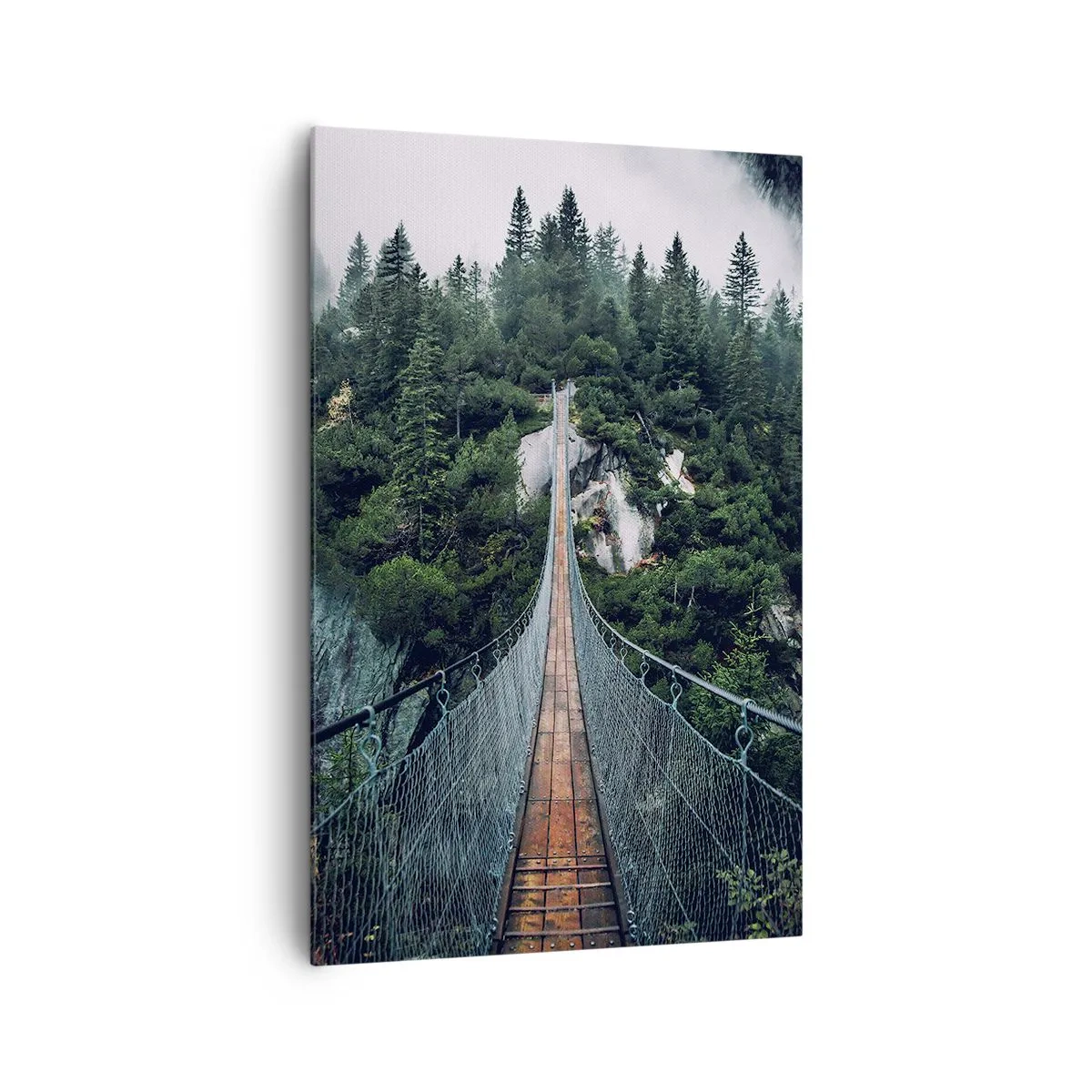 Obraz na płótnie - Wiszący most prowadzący przez gęsty las wśród mglistych gór - 80x120cm - Tylko dla orłów - Nowoczesna dekoracja ścienna do salonu i sypialni ARTTOR