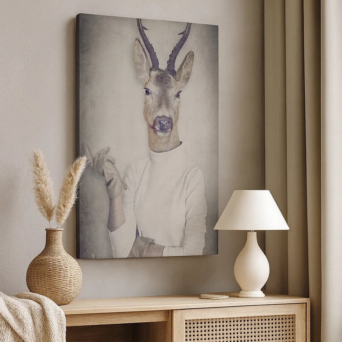 Obraz na płótnie - Postać w eleganckim stroju z głową jelenia na tle w stylu vintage - 50x70cm - Niech przemówią gesty - Nowoczesna dekoracja ścienna do salonu, kuchni i sypialni ARTTOR