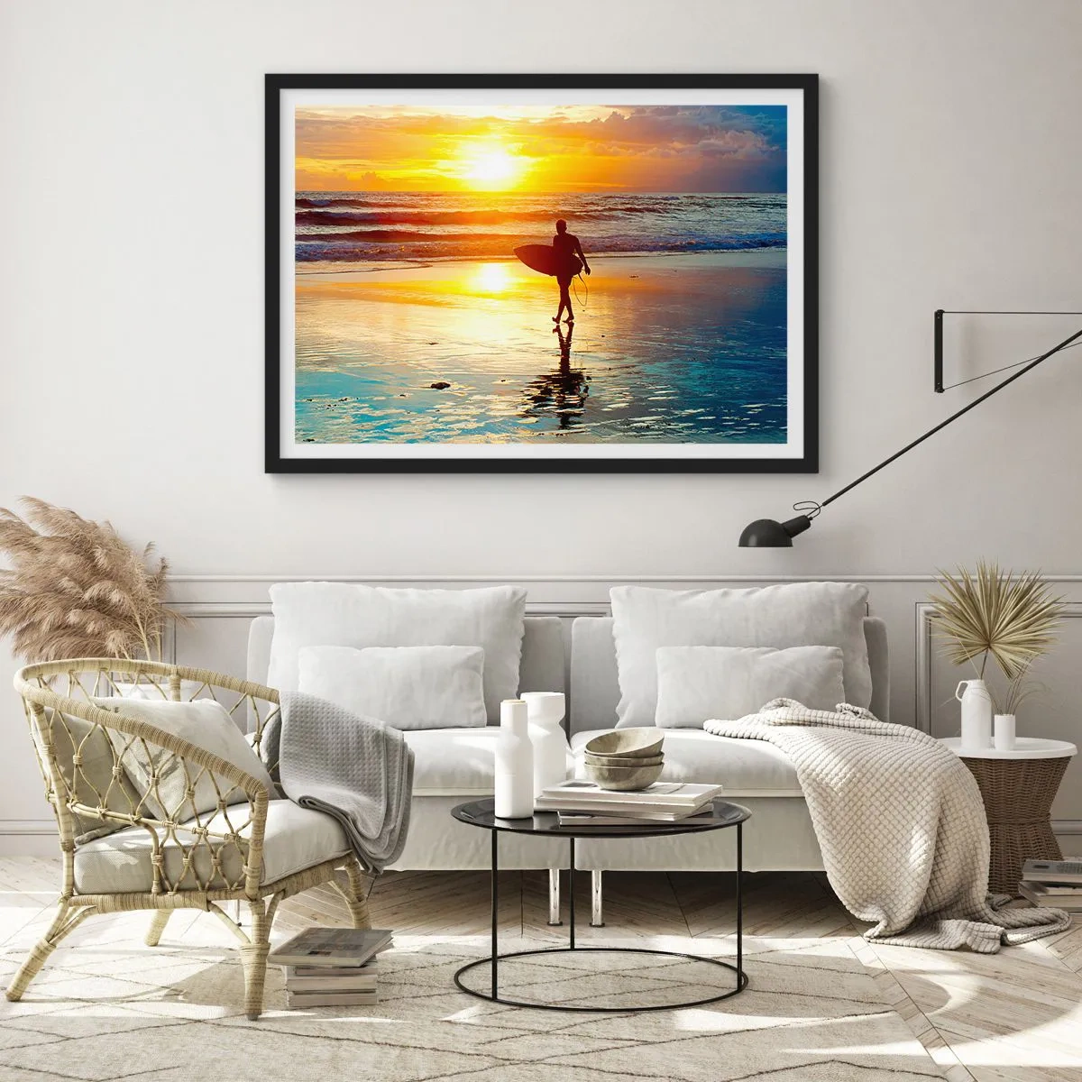 Plakat w czarnej ramie - Surfer idący po plaży o zachodzie słońca z deską w ręku - 70x50cm - Powrót wojownika - Nowoczesna dekoracja ścienna do salonu i sypialni ARTTOR