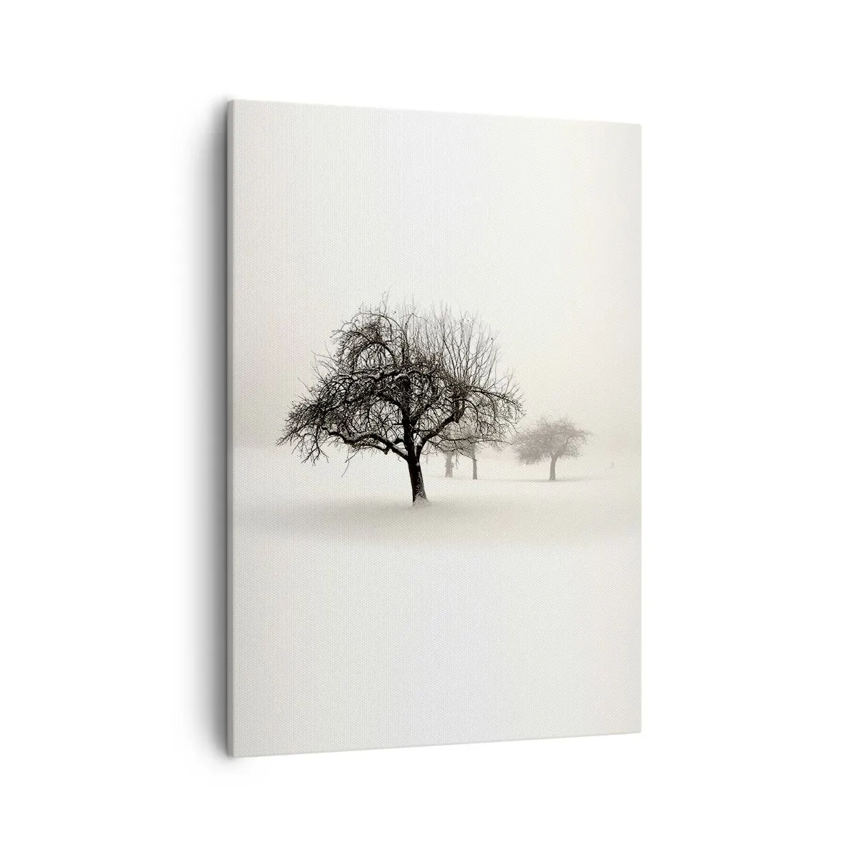 Obraz na płótnie - Minimalistyczna fotografia samotnego drzewa pokrytego śniegiem na tle zimowego krajobrazu - 50x70cm - Zimowy sen - Nowoczesna dekoracja ścienna do salonu, kuchni i sypialni ARTTOR