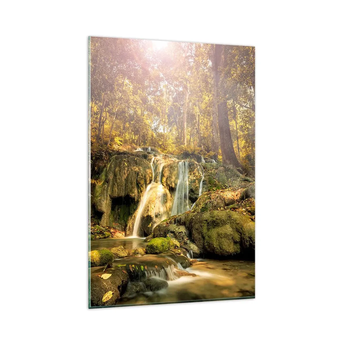 Obraz na szkle - Leśny wodospad w promieniach słońca otoczony zielenią - 80x120cm - Leśna kaskada w zieleni - Nowoczesna dekoracja ścienna do salonu i sypialni ARTTOR