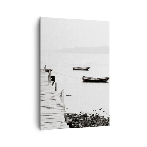 Obraz na płótnie - Drewniane molo i łodzie na spokojnej wodzie - 70x100cm - Nad wodą cichą i czystą - Nowoczesna dekoracja ścienna do salonu i sypialni ARTTOR