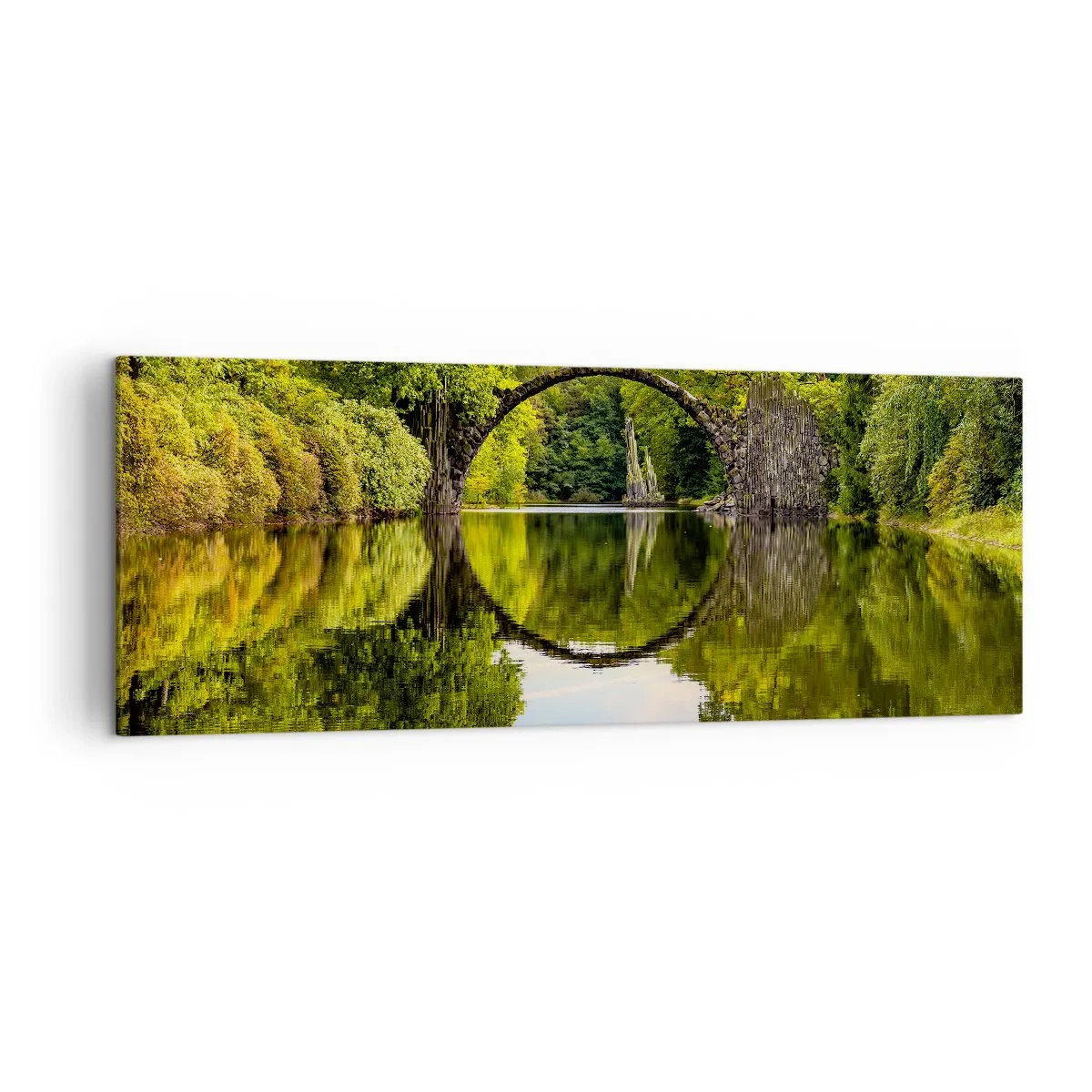 Obraz na płótnie - Kamienny most nad rzeką z perfekcyjnym odbiciem w wodzie - 140x50cm - Na styku dwóch światów - Nowoczesna dekoracja ścienna do salonu i sypialni ARTTOR