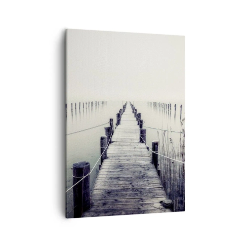 Obraz na płótnie - Drewniany pomost prowadzący w głąb mglistego jeziora - 50x70cm - Zanurz się w spokoju - Nowoczesna dekoracja ścienna do salonu, kuchni i sypialni ARTTOR