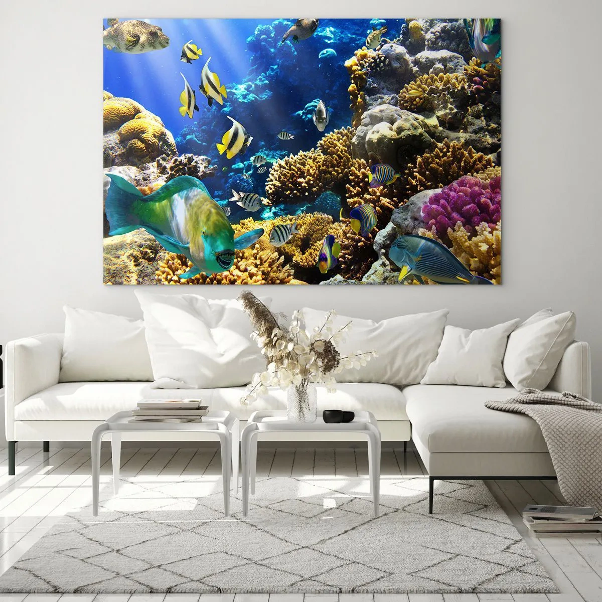 Obraz na szkle - Rafa koralowa z kolorowymi rybami i podwodnym światłem - 100x70cm - Duży ruch na wakacyjnym szlaku - Nowoczesna dekoracja ścienna do salonu, kuchni i sypialni ARTTOR