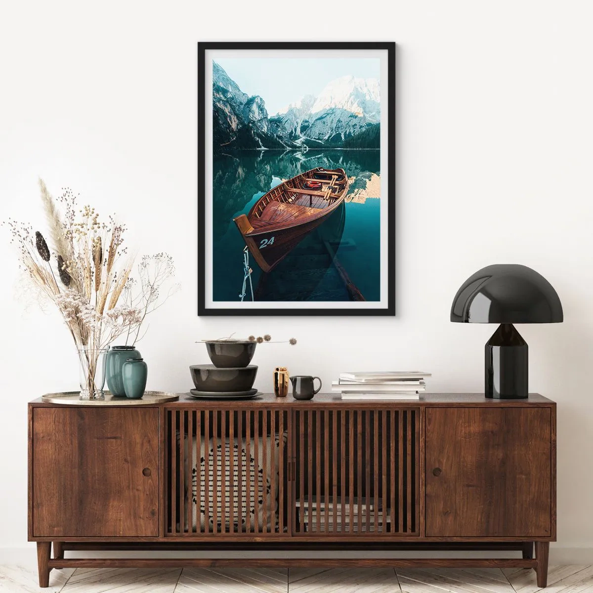 Plakat w czarnej ramie - Jak na szkle malowane - Drewniana łódź na spokojnym jeziorze otoczonym górami - 50x70cm