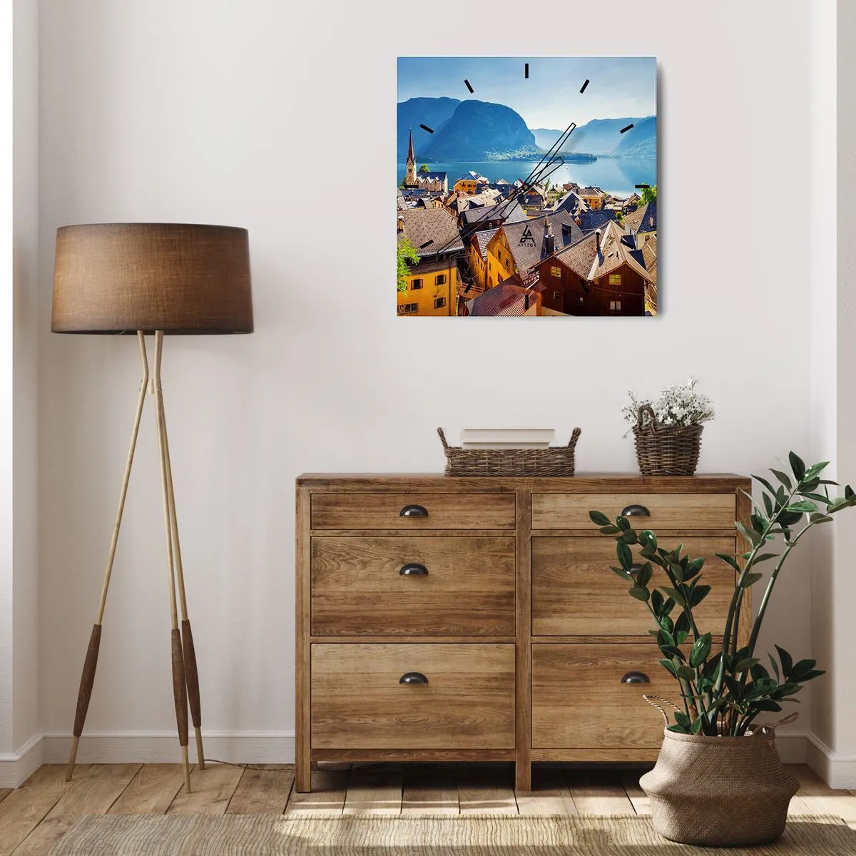Zegar ścienny - Malownicza wioska nad jeziorem otoczonym górami w słoneczny dzień - 30x30cm - Bardziej malowniczo się nie da - Nowoczesna dekoracja ścienna do salonu i sypialni ARTTOR